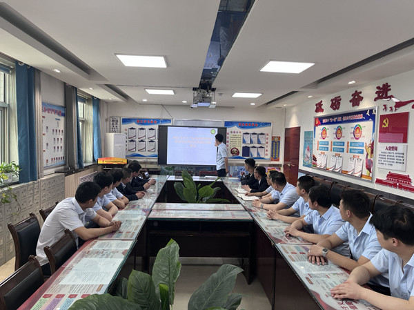 1716773141499273.jpeg 综采队班前会.jpg