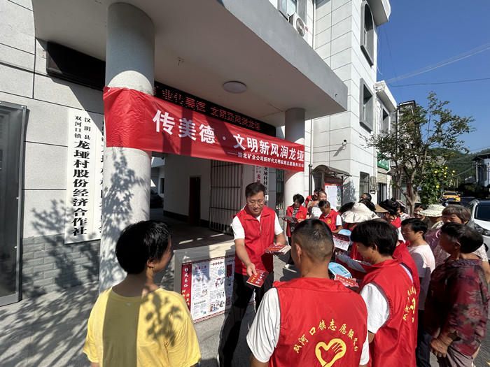 1753921503451143.jpeg 活动现场发放传单.jpg